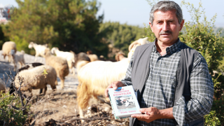 Kalemini ve defterini yanından ayırmayan yarım asırlık çoban Vehbi amca, keçilerinden aldığı ilhamla şiirlerini yazıyor