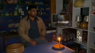 Karlıovada elektrikler gidince esnaf mum ışığında iş yapmaya çalıştı