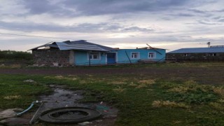 Karsta şiddetli rüzgar çatıları uçurdu