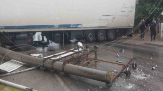 Kaygan yolda yan dönen tır yolu kapadı