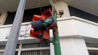 Kırılan trafik lambası yayalara ve sürücülere zor anlar yaşatıyor