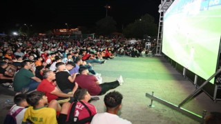 Kırşehirde yüzlerce kişi dev ekrandan Avusturya-Türkiye maçını izledi