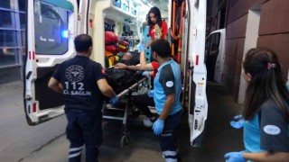 Komşular arasında bıçaklı, silahlı kavga kamerada: 4 yaralı