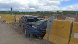 Kontrolden çıkan otomobil bariyerlere çarptı: 4 yaralı