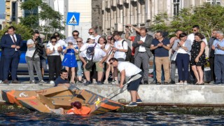 Körfezde karton tekne yarışı renkli görüntülere sahne oldu