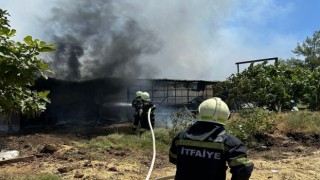 Marmariste çıkan yangında ahır kullanılmaz hale geldi