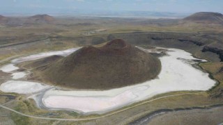 Meke Gölü, tamamen kurumasına rağmen ziyaretçilerini ağırlamaya devam ediyor