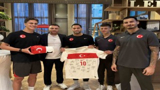 Mike Tyson, imzaladığı ay-yıldızlı boks eldivenini A Milli Takıma armağan etti