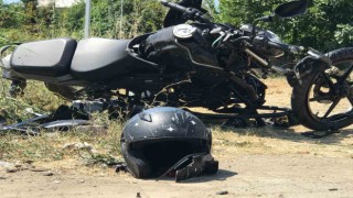 Minibüsle kafa kafaya çarpışan 17 yaşındaki motosiklet sürücüsü ağır yaralandı