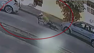 Motosiklet sürücüsünün ölümle burun buruna geldiği anlar kamerada