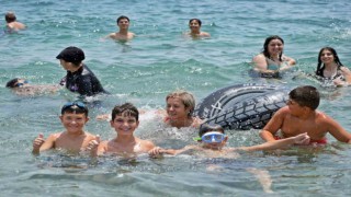 Nem oranı sıcaklığın üç katına yaklaştı, sahiller hafta içinde de doldu taştı