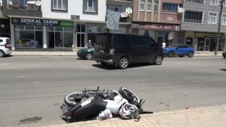 Önündeki minibüse çarpan motosiklet sürücüsü yaralandı