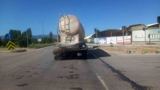 Otomobil kamyona arkadan çarptı: 2 ölü, 1 yaralı