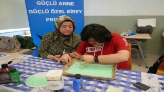 Özel birey anneleri hem meslek öğreniyor hem de çocuklarıyla hoşça vakit geçiriyor