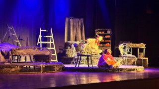 Rektör Özölçer, Kadınlar, Filler ve Saireler tiyatro oyununu izledi