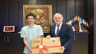 Rektör Ünaldan LGS Türkiye birincisine tebrik