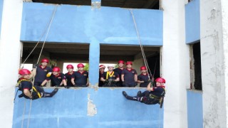 Sakaryalılar yangına müdahaleyi itfaiye erlerinden öğreniyor