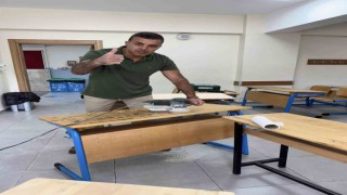 Sıraları temizleyen okul müdürü: Çocuklarınıza iyi eğitim verin, başarı evde başlar