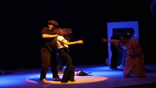 Tiyatro oyununda kadına yönelik şiddete dikkat çekildi