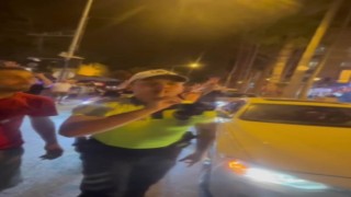Trafik polisi vatandaşın galibiyet coşkusuna üçlü çektirerek ortak oldu