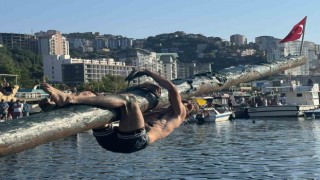 Yağlı direk yarışları nefesleri kesti, büyük ödülü kimse alamadı