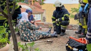 Yaşlı kadın tavukları için çıktığı çatıda mahsur kaldı