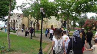 Yaz mevsimiyle birlikte her gün yüzlerce ziyaretçiyi ağırlıyor