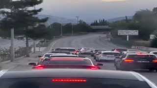 Yolu kapatan konvoydaki gelin arabası zikzak çizerek ilerledi