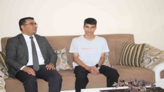 Yüksekovada LGSde birinci çıkan Yusuf Samet Kayaya evinde tebrik ziyareti yapıldı