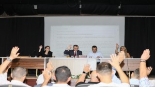 Yunusemre Belediye Meclisi vefat eden Güzgülünü andı