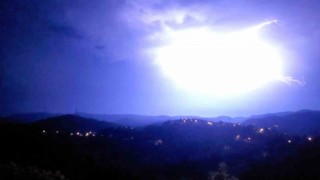 Zonguldakta şimşekler geceyi aydınlattı