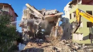 4 katlı binanın iş makinesinin darbesiyle yıkıldığı anlar kamerada