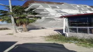 5 katlı bina iş makinesinin darbesiyle yerle bir oldu