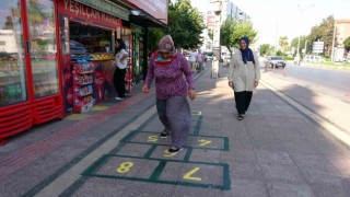 7den 70e her yaştan vatandaş sek sek oynayarak geçiyor