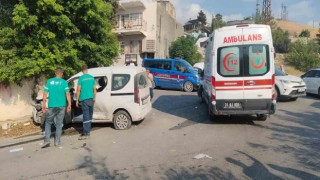 Ambulans ile hafif ticari araç çarpıştı: 9 kişi yaralandı