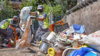 Antalyada 4 katlı apartmandan 6 kamyon çöp çıktı