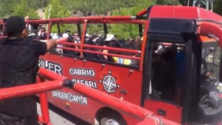 Antalyada kovayla turistlerin su savaşına katılma hevesi başına büyük iş açtı