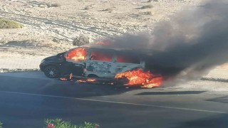 Antalyada panelvan tur aracı alev alev yandı