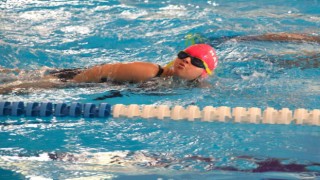 Ayağını suya sokmaya korkarak başladı, şimdi ise yüzmede rakip tanımıyor