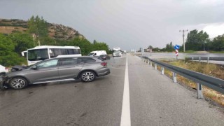 Burdur-Fethiye kara yolunda iki otomobil çarpıştı: 6 yaralı