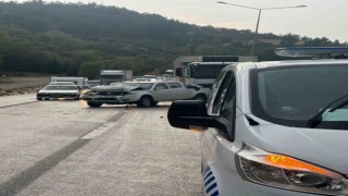 Burdurda kamyonet önce önündeki tıra, ardından arkasından gelen kamyona çarptı: 4 yaralı