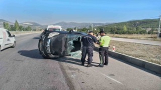 Burdurda kontrolden çıkan otomobil refüje çarpıp devrildi: 1 yaralı