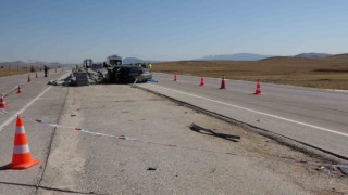 Burdurda otomobil, refüj yapımı için bırakılan bordür taşı yığınına çarptı: 2 ölü, 1 yaralı