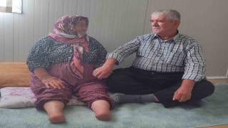 Depremde ayağını kaybeden eşini sevgisiyle ayakta tutuyor