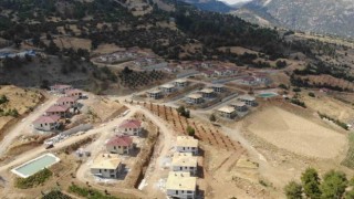 Depremde dev kayaların yuvarlandığı köye deprem konutları