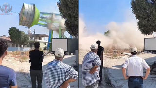 Depremde hasar gören su deposu iş makinesinin darbesiyle yıkıldı