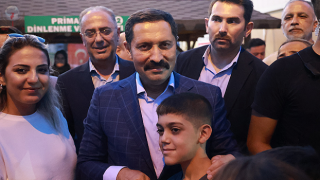 Depremin vurduğu Hatay’da prefabrik çarşı esnafı 400 depremzede çocuğa hediye dağıttı