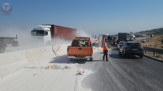 Devrilen tırdan onlarca çimento torbası yola savruldu