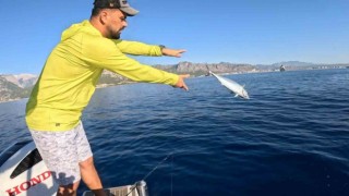 Eşiyle birlikte balık tutan balıkçının zor anı: Tutuğu balığın peşinden geleni görünce dayanamadı