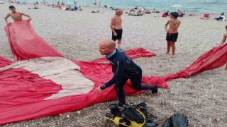 Fırtınada koparak denize uçan dev Türk bayrağı 8 ay sonra dalgıçlar tarafından deniz tabanında bulunarak çıkarıldı